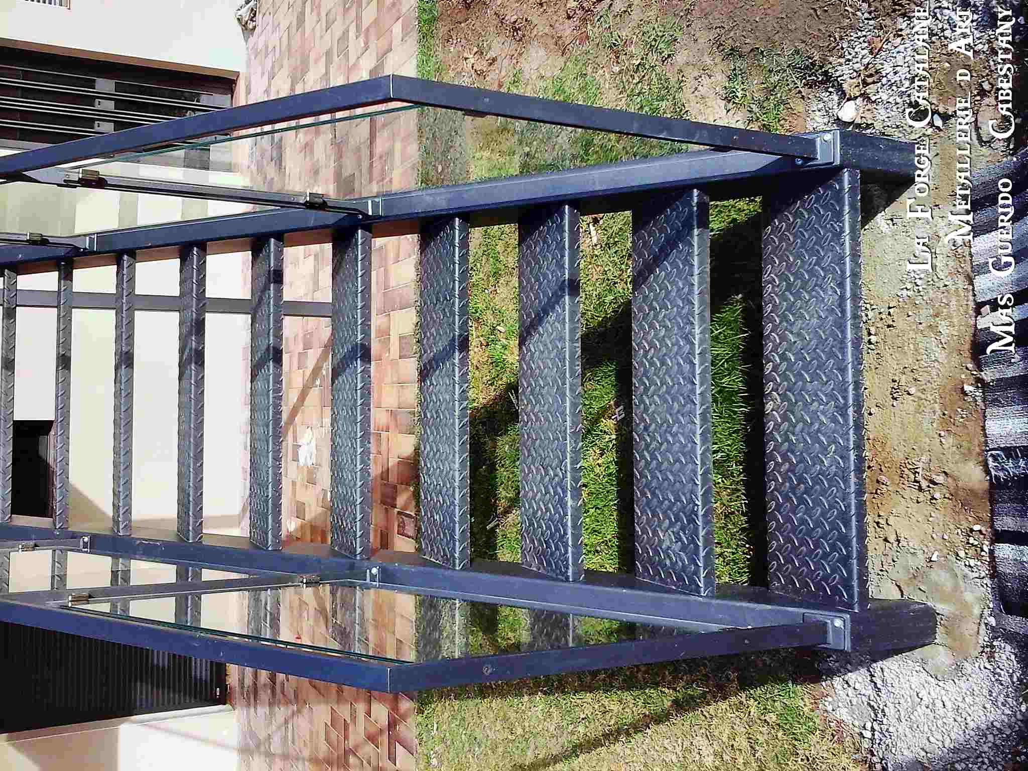 escalier exterieur marche tole larmee antiderapant forge catalane.jpg